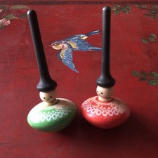 2 Toupies Vintage en bois jaune Et Rouge à tige allongée /jeune bigoudèn