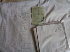 nappe ovale 2,4 m sur 1,6 m plus 12 serviettes coton brodé main vintage