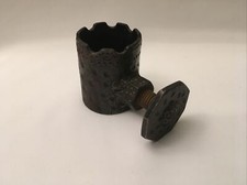 CASSE-NOIX de Fabrication Artisanale en FER FORGÉ Signé G. H.