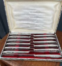 12 grands couteaux, style louis XV, métal argenté Lg 25.5 cm