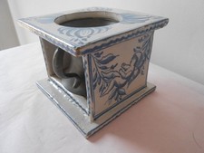 Rare encrier ancien Delft. XVIIIe siècle. Réservoir en étain. Petits anges.