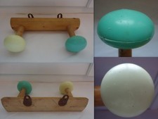 ANCIEN PORTE MANTEAU MURAL  2 PATERES PLASTIQUES  SUPPORT BOIS