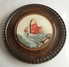 Assiette decorative ancienne En Bois, voilier la mer, Rocher, signé 