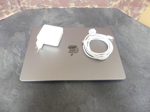 Portable apple macbook pro - apple,