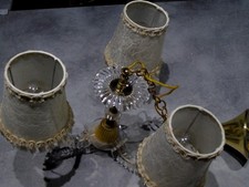 joli lustre 3 lampes vintage, suspension, plastique, laiton