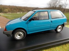 Citroën AX bleue, echelle