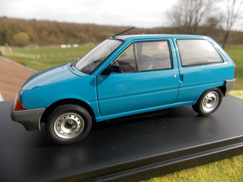 Citroën bleue echelle - ax,
