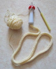 Ancien tricotin en bois peint laine crochet Arena ouvrage à terminer 