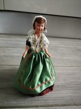 Poupée folklorique régionale robe rouge tablier vert