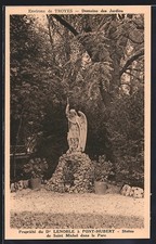 CPA Pont-Hubert, Statue de Saint Michel dans le parc du Domaine des Jardins 