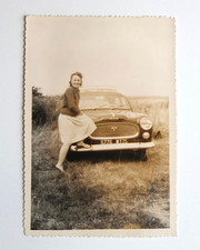 Femme élégante pose voiture