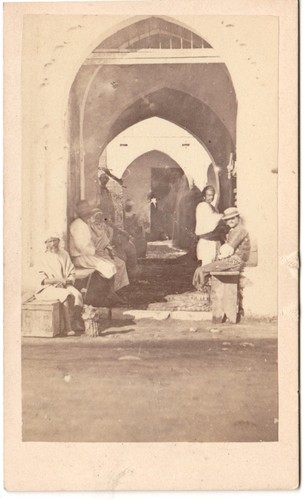 Hommes algériens arcades