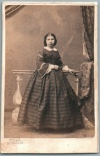 CDV 1860's Femme robe à motif