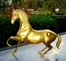 GRAND ET  TRES  BEAU  CHEVAL  DE  COURSE  EN  LAITON  DORÉ  -L 33  CM X  H 30 CM