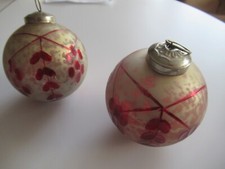 Paire boules de pardon boules de Noel verre églomisé taillé et émaillé. Ht.7cm.