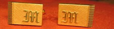 BOUTONS de MANCHETTES anciens MONOGRAMME M gothique GODRONS plaqué OR MURAT