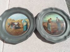 2 assiettes en étain décor