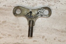 clé papillon ancienne pendule horloge comtoise métal et bronze ( N°1 )