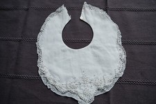 Bavoir à jours brodés avec