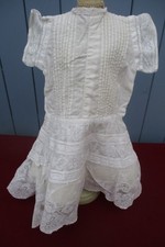 Robe blanche et dentelle