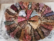 ANCIENS  POMPONS GLANDS PASSEMENTERIE LYONNAISE RICHELIEU 37 TEINTES