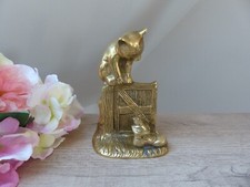 Figurine en laiton de chat sur clôture regardant une souris dans une chaussure