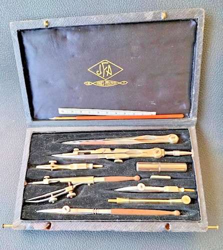 Ancienne boite compas - à,