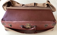 Valise Art Deco en cuir avec sa couverture en toile originale, avec clef