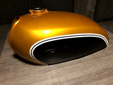 Réservoir et caches latéraux