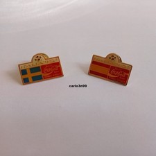 #0080-0081 PIN'S COCA COLA COUPE DU MONDE FOOTBALL  ITALIA 90 DRAPEAU - SIGNÉS