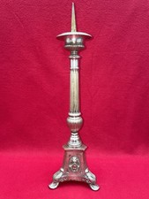 Paire de pique-cierges XIXe bronze argenté décor visage antique église