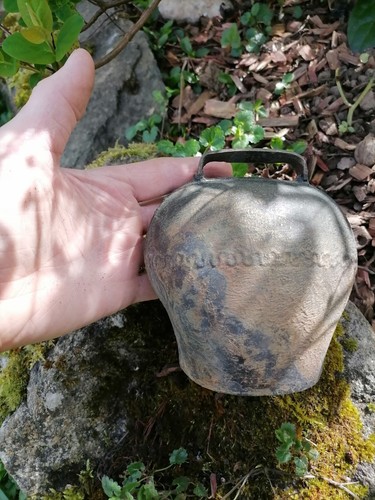 Cloche vache ancienne en - cloche, à