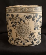 Pot à couvercle, en céramique, décor floral bleu sur fond gris, ovale.