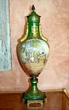 Important Vase en porcelaine de Sevres et bronze Fond vert et émail doré *