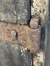 Petit Meuble Rustique Châtaignier Queues D’arondes Ferronneries Travail Ancien