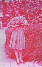 CP ROUGE JOYEUSES PAQUES FEMME ROBE COL CLAUDINE AVEC OEUFS DECORES