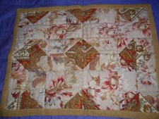 Centre de table quilté de tissus 19è.Fait main.