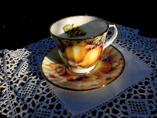 bel tasse à café thé ancien porcelaine anglaise décor fruit poire signé WINDSOR