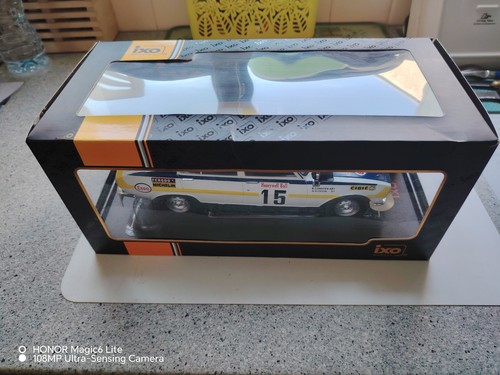 Ixo 1975 peugeot 504 - 1/18,