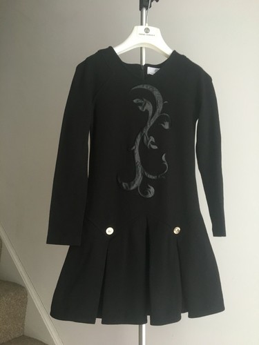 Robe noire brodée jeune