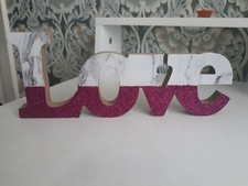 Sculpture Love en bois avec