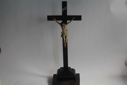 Christ sur croix bois sculpté