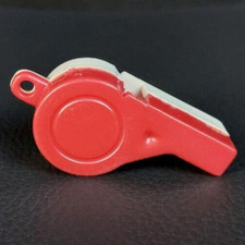 Ancien sifflet en plastique rouge et blanc fabriqué au Portugal