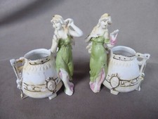PAIRE DE PETITS POTS en biscuit polychrome, art nouveau.