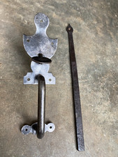 ANCIEN LOQUET A POUCIER DE PORTE ET SA BARRE , verrou ferrure