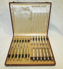12 COUTEAUX  ERCUIS métal argenté COQUILLE & 12 COUTEAUX A ENTREMETS EN COFFRET
