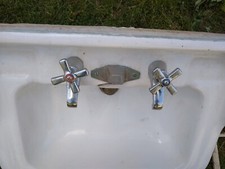lavabo ancien complet avec robinetterie + 2 fixations 