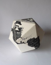 GLOBE TERRESTRE GÉOMÉTRIQUE