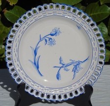 Emile Gallé / Saint Clément - Assiette en faïence ajourée, décor de fleurs. (1)