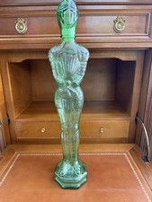 ANCIENNE GRANDE BOUTEILLE EN VERRE VERT MOULÉ EN FORME DE CHEVALIER  EN ARMURE.